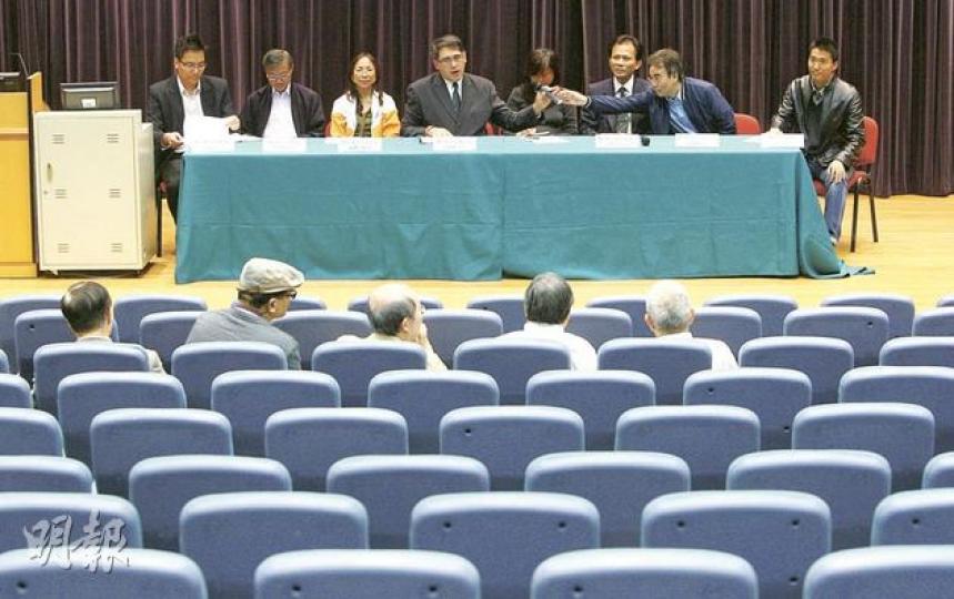 港大8．18事件檢討小組昨首辦公開分享會，有逾50名校友及教職員到場。小組召集人黃嘉純（左四）稱，待月底蒐證工作完成，料下月至明年1月可提交檢討報告。（林振東攝）校友程翔在會上發言指出，去年曾向港大管理層提醒「港大不應過於親近權貴」，遺憾仍發生8．18事件。（林振東攝）