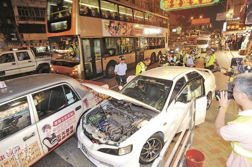 涉嫌瘋狂駕駛的男子駕着圖中白色私家車，連番衝燈至天光道時，因撞及一輛的士始停下，司機隨即跳車逃跑。（樊銳昌攝）