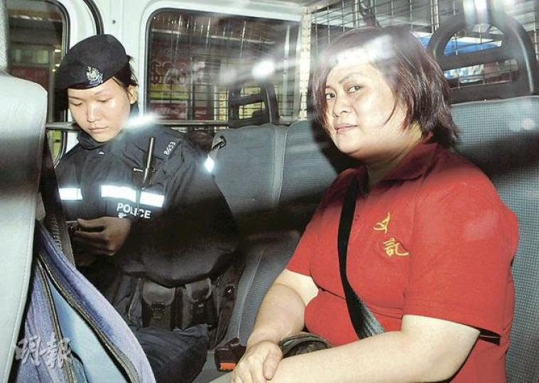 土瓜灣鳳儀街追賊麵店女工霞姐,在協助警方追捕劫匪後,帶着既驚且喜心情到警署協助調查。(蔡方山攝) 土瓜灣鳳儀街追賊麵店女工霞姐,在協助警方追捕劫匪後,帶着既驚且喜心情到警署協助調查。(蔡方山攝)