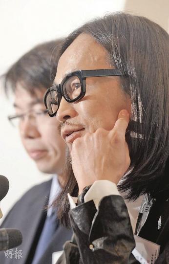 包浩斯內地銷情急跌,公司主席黃銳林(右)昨天公開認錯,並請投資者耐心等待包浩斯整固內地零售網絡,待1年後捲土重來。(劉焌陶攝) 包浩斯內地銷情急跌,公司主席黃銳林(右)昨天公開認錯,並請投資者耐心等待包浩斯整固內地零售網絡,待1年後捲土重來。(劉焌陶攝)