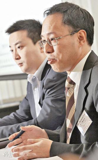 理文造紙總裁李文俊(右)表示,10月以來不僅主要原料價跌逾二成,出貨量也已超產量,有信心下半年每噸箱板紙純利可改善。(劉焌陶攝) 理文造紙總裁李文俊(右)表示,10月以來不僅主要原料價跌逾二成,出貨量也已超產量,有信心下半年每噸箱板紙純利可改善。(劉焌陶攝)