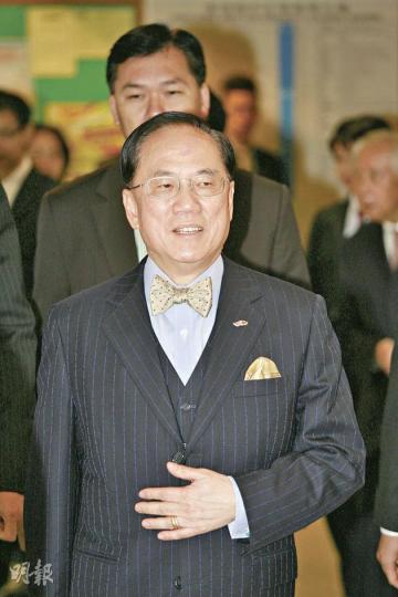 特首曾蔭權昨稱,會嚴肅處理懷疑有選民虛報地址的事件,如有違規,會交執法部門跟進。選舉事務處說,已發出28份書面查訊,選民須於一周內回覆,否則依法跟進。(郭慶輝攝) 特首曾蔭權昨稱,會嚴肅處理懷疑有選民虛報地址的事件,如有違規,會交執法部門跟進。選舉事務處說,已發出28份書面查訊,選民須於一周內回覆,否則依法跟進。(郭慶輝攝)