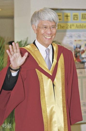 獲樹仁大學頒授榮譽工商管理學博士的金管局前總裁任志剛,昨日公開支持唐英年參選特首,大讚他有領導才能和知人善任,但強調自己退休後只會「出謀獻策」,不會出任公職。(郭慶輝攝) 獲樹仁大學頒授榮譽工商管理學博士的金管局前總裁任志剛,昨日公開支持唐英年參選特首,大讚他有領導才能和知人善任,但強調自己退休後只會「出謀獻策」,不會出任公職。(郭慶輝攝)