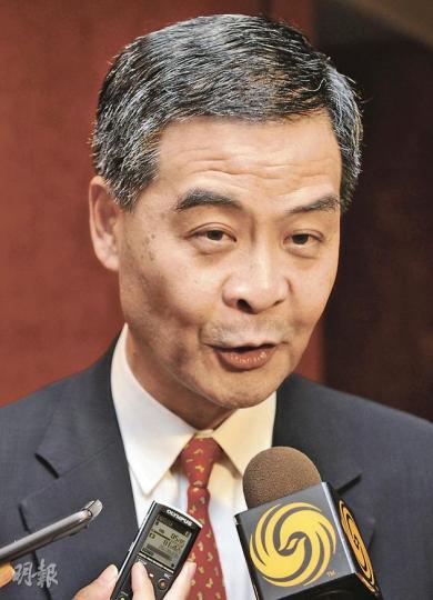 對於金管局前總裁任志剛「挺唐」,梁振英強調自己也熟悉金融運作,有信心可在當選特首後打造強的金融及經濟團隊。(何家達攝) 對於金管局前總裁任志剛「挺唐」,梁振英強調自己也熟悉金融運作,有信心可在當選特首後打造強的金融及經濟團隊。(何家達攝)