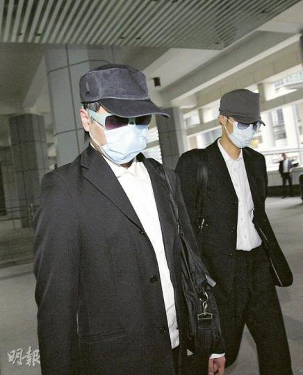 被告鍾志和(左)及楊文忠(右)獲准保釋,昨戴口罩、墨鏡及帽離開法院。(鄧宗弘攝)控方指X及Y疑被迷姦的地點,是被告洪永峰(圖)位於深水埗的住所。(鄧宗弘攝) 被告鍾志和(左)及楊文忠(右)獲准保釋,昨戴口罩、墨鏡及帽離開法院。(鄧宗弘攝)控方指X及Y疑被迷姦的地點,是被告洪永峰(圖)位於深水埗的住所。(鄧宗弘攝)