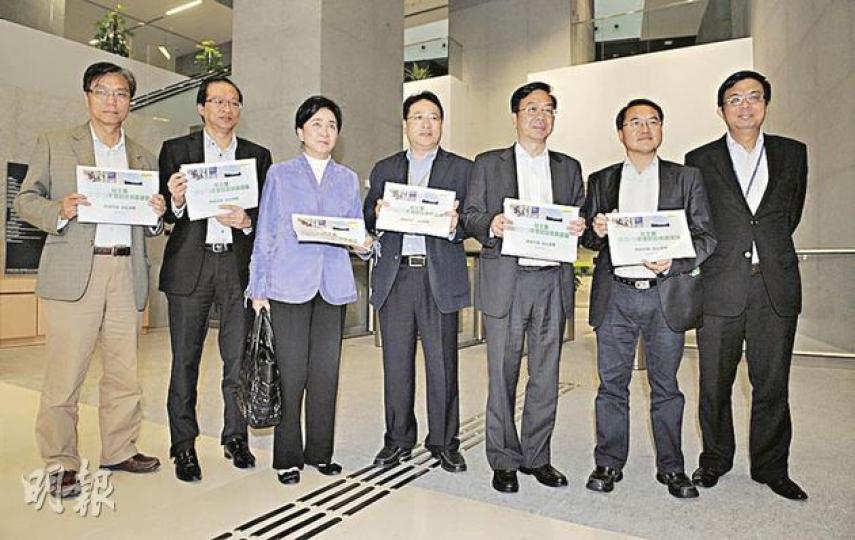 民主黨建議發行第二輪總值100億元iBond(通脹掛鈎債券),優先分配給上次沒有申請的市民。(何家達攝)工聯會就財政預算案提出11項稅務寬減,黃國健(右二)表示,若政府「錢多過頭想派,我哋(工聯會)都唔會反對」,但希望錢用在更有意義的政策上。(何家達攝) 民主黨建議發行第二輪總值100億元iBond(通脹掛鈎債券),優先分配給上次沒有申請的市民。(何家達攝)工聯會就財政預算案提出11項稅務寬減,黃國健(右二)表示,若政府「錢多過頭想派,我哋(工聯會)都唔會反對」,但希望錢用在更有意義的政策上。(何家達攝)