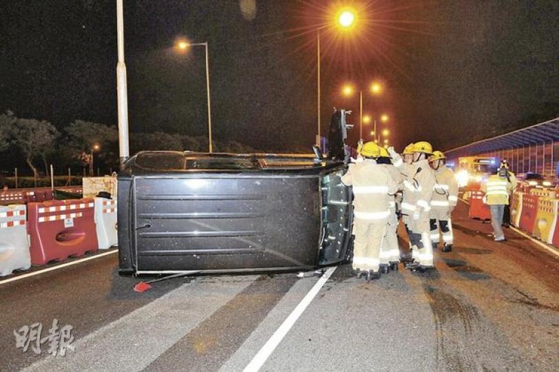 客貨車撼水馬後向右翻側,消防員檢查是否有人被困。(蔡方山攝)私家車在大埔廣福邨對開撞爆多個水馬,意外後路面乾爽,惹「水馬無水」疑雲。(蔡方山攝) 客貨車撼水馬後向右翻側,消防員檢查是否有人被困。(蔡方山攝)私家車在大埔廣福邨對開撞爆多個水馬,意外後路面乾爽,惹「水馬無水」疑雲。(蔡方山攝)