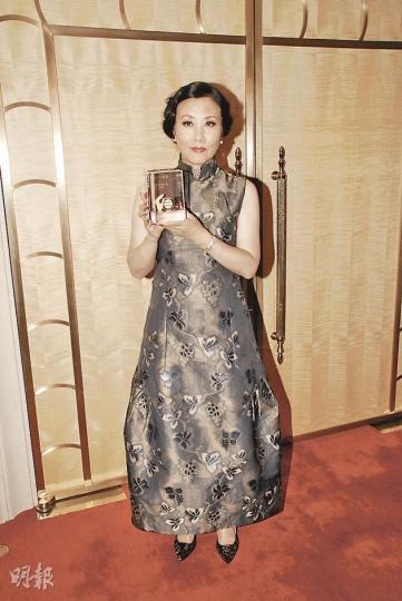 汪明荃穿得靚靚領取40年服務金牌。（攝影/記者：鍾一虹）朱凱婷腹大便便領獎，她透露明年才會復工。（攝影/記者：鍾一虹）
