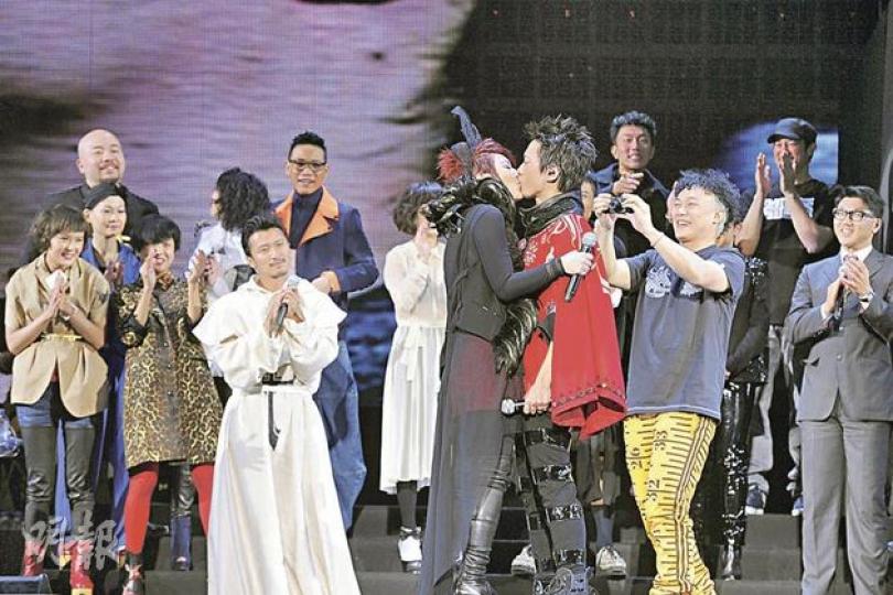 霆鋒穿上神父袍任證婚人，Eric與葉佩雯禮成親吻，一眾好友拍掌歡呼。（攝影﹕劉永銳）Eric在紅館當眾向葉佩雯求婚，即替新娘子戴上婚戒。（攝影﹕劉永銳）