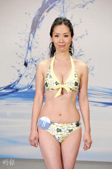 47歲施熙瑜不相信操行差被Out，但承認出局是預料中事。（攝影：梁迺楠）康馨月是最年輕佳麗，這優勢卻無助晉級。（攝影：梁迺楠）楊鑫婷是今屆亞姐大熱之一，入圍8強屬意料中事。（攝影：梁迺楠）胡主莉有身材有笑容，獲評判一致賞識。（攝影：梁迺楠）周嘉莉獲評判江華點名大讚，矮細而不失自信。（攝影：梁迺楠）梁樂思身材稍遜，明顯輸蝕。（攝影：梁迺楠）馮雪冰的泳衣明顯不合身。（攝影：梁迺楠）馮虞軒整體不錯，有望再下一城。（攝影：梁迺楠）林微熹笑容甜美，可是要多留意腰間腩肉。（攝影：梁迺楠）王家敏勝在大方淡定，