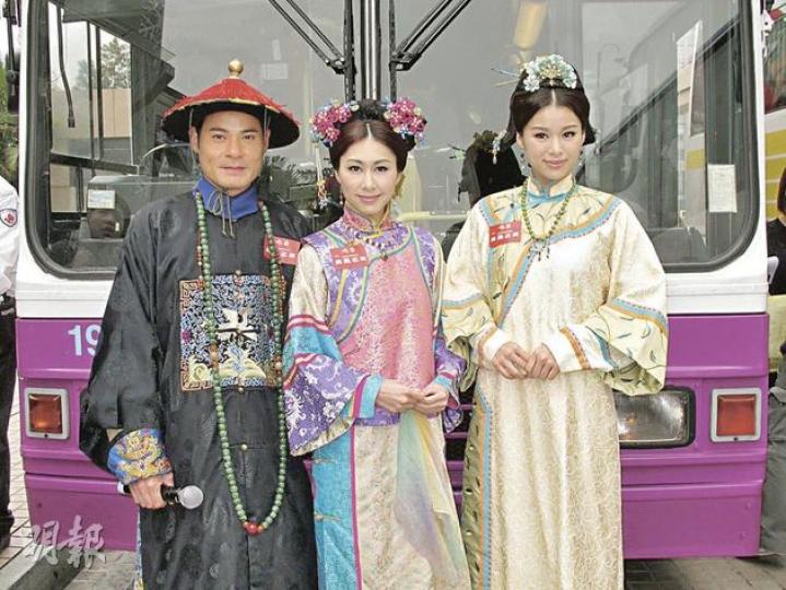 胡杏兒聯同胡定欣、黃智賢乘開篷巴士巡遊,為《萬凰之王》谷宣傳。(攝影/記者﹕孫慧莊) 胡杏兒聯同胡定欣、黃智賢乘開篷巴士巡遊,為《萬凰之王》谷宣傳。(攝影/記者﹕孫慧莊)