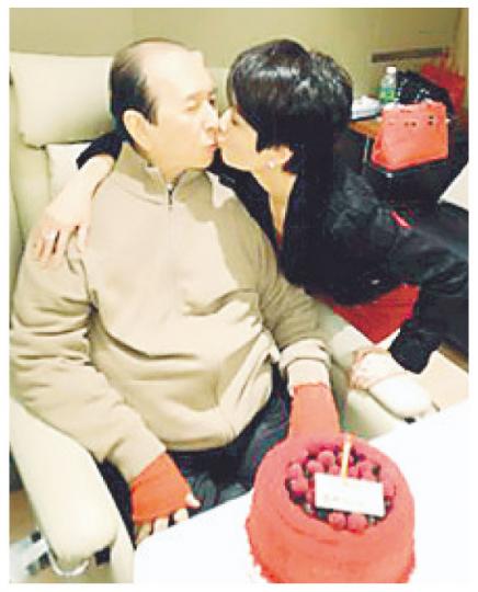 四太梁安琪一如往年向賭王送上「肉嘴」甜蜜賀壽。(微博圖片)賭王擁着坐大髀的四太,面上流露開心笑意。(微博圖片)四太帶同子女超盈、超欣、猷啟,昨晚壓軸為賭王慶祝90歲大壽。(微博圖片)何超瓊、何超鳳昨午準備巨型壽包,招待傳媒到病房祝賀賭王生日快樂,氣氛熱鬧。(攝影/記者﹕劉永銳、鍾偉茵)何超蓮與弟弟猷啟左右送吻,令父親勁冧。(微博圖片)何猷龍與太太到醫院祝賀父親生日後,傍晚時結伴離開。(攝影/記者﹕劉永銳、鍾偉茵)超雲與母親陳婉珍昨日結伴往動土,未有到醫院。(微博圖片) 四太梁安琪一如往年向賭王送上「肉嘴」甜蜜賀壽。(微博圖片)賭王擁着坐大髀的四太,面上流露開心笑意。(微博圖片)四太帶同子女超盈、超欣、猷啟,昨晚壓軸為賭王慶祝90歲大壽。(微博圖片)何超瓊、何超鳳昨午準備巨型壽包,招待傳媒到病房祝賀賭王生日快樂,氣氛熱鬧。(攝影/記者﹕劉永銳、鍾偉茵)何超蓮與弟弟猷啟左右送吻,令父親勁冧。(微博圖片)何猷龍與太太到醫院祝賀父親生日後,傍晚時結伴離開。(攝影/記者﹕劉永銳、鍾偉茵)超雲與母親陳婉珍昨日結伴往動土,未有到醫院。(微博圖片)