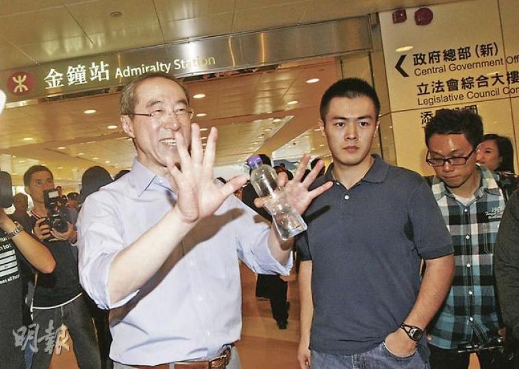 一度想在深水埗宣布參選的唐英年(左),由於該區情况混亂,臨時決定乘搭港鐵前往金鐘,下午4時20分在海富中心大堂宣讀參選宣言。唐身旁為支持者劉鳴煒。(李紹昌攝)(明報製圖)(明報製圖) 一度想在深水埗宣布參選的唐英年(左),由於該區情况混亂,臨時決定乘搭港鐵前往金鐘,下午4時20分在海富中心大堂宣讀參選宣言。唐身旁為支持者劉鳴煒。(李紹昌攝)(明報製圖)(明報製圖)