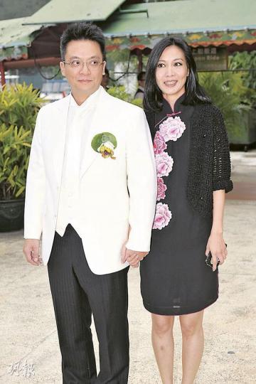 新娘子趙學而與丈夫十指緊扣出席，一臉甜蜜。（攝影：劉永銳）穿上婚紗的趙學而特別明艷照人。（微博圖片）陳奕迅因有點醉意，故神情有點迷惘。（攝影：劉永銳）何超儀與丈夫陳子聰、老友徐濠縈出席婚宴。（攝影：劉永銳）