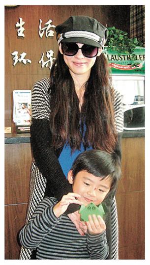 栢芝帶Lucas光顧一家素食店，支持低碳生活健康環保。（微博圖片）穿上警察制服的Lucas一臉威風。（微博圖片）