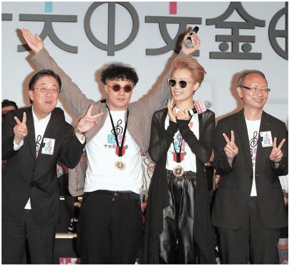 陳奕迅與容祖兒獲歌手們票選為「特手」特區金曲歌手，他們聯同助理廣播處長張文新（左）及副廣播處長戴健民（右）答謝歌手們支持。（攝影：劉永銳）謝安琪御夫有術，她表示老公張繼聰每個月都乖乖將整份薪金存入夫婦的聯名戶口。（攝影：劉永銳）張繼聰（攝影：劉永銳）一眾緋聞男女歌手之中，只有王菀之、張敬軒並排而坐。（攝影：劉永銳）