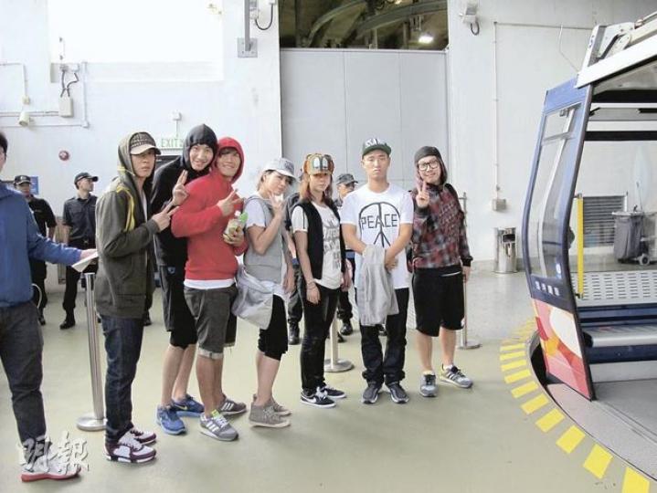 鄭容和（左起）、李光洙、金鐘國、李敏貞、宋智孝、Gary及Haha昨天到昂坪360拍攝。（攝影：劉一立）李光洙等主持人前晚乘坐的觀光巴士抵達時，逾千粉絲衝出馬路，險象環生。（攝影：劉一立）昨天雖然不少粉絲早已聞風而至到現場圍觀，但與前天相比，場面已算「冷清」。（攝影：劉一立）《Running Man》前晚在商場取景，下午已聚集逾千粉絲，晚上更有幾千人聚集，迫爆商場各層。（攝影：劉一立）