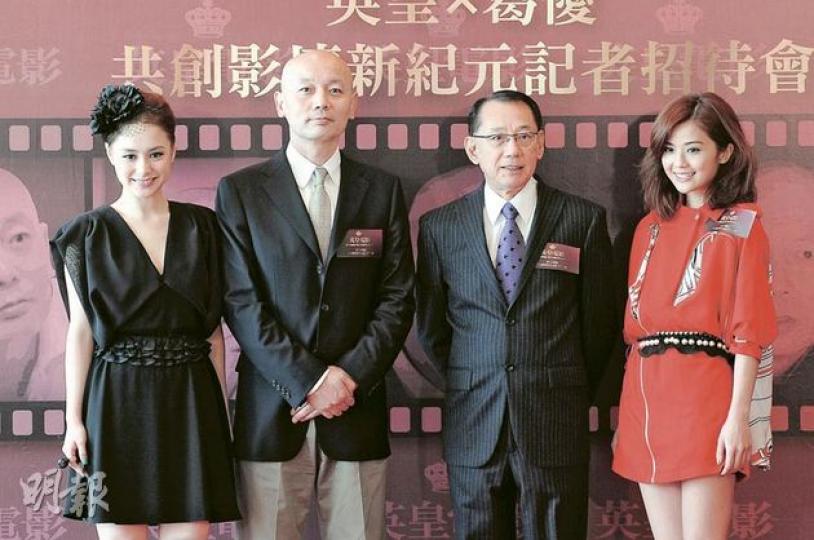 昨日葛優(左二)動筆簽約英皇,Twins陪伴老闆楊受成(右二)出席記者會。(攝影﹕鍾偉茵)Twins都想拍葛優的電影,阿Sa更表示演掃街妹都無問題。(攝影﹕鍾偉茵)陳偉霆大讚葛優親切沒架子。(攝影﹕鍾偉茵)Kenny表示要多接北京工作,練好普通話盼能演出葛優電影。(攝影﹕鍾偉茵) 昨日葛優(左二)動筆簽約英皇,Twins陪伴老闆楊受成(右二)出席記者會。(攝影﹕鍾偉茵)Twins都想拍葛優的電影,阿Sa更表示演掃街妹都無問題。(攝影﹕鍾偉茵)陳偉霆大讚葛優親切沒架子。(攝影﹕鍾偉茵)Kenny表示要多接北京工作,練好普通話盼能演出葛優電影。(攝影﹕鍾偉茵)