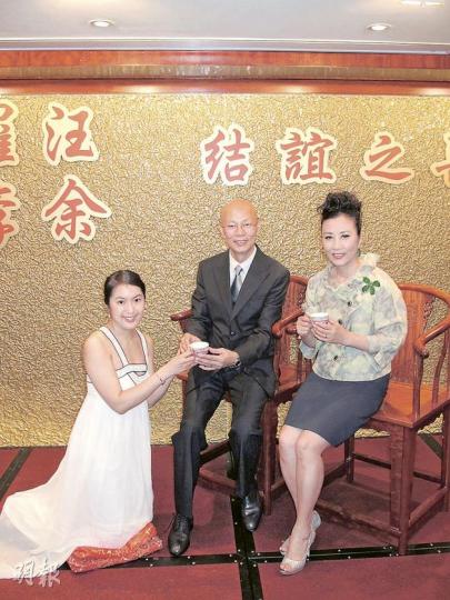 契女李沛妍奉茶,羅家英與汪明荃喜上眉梢。(攝影/記者:梁榮達)仙姐與琴姐前晚難得碰頭,彼此互相慰問一番。(攝影/記者:梁榮達) 契女李沛妍奉茶,羅家英與汪明荃喜上眉梢。(攝影/記者:梁榮達)仙姐與琴姐前晚難得碰頭,彼此互相慰問一番。(攝影/記者:梁榮達)