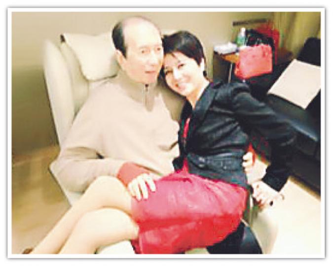 四太梁安琪坐賭王大腿成為一時佳話。(微博圖片)四太梁安琪稍後設宴,為賭王補祝生日。(攝影:劉永銳) 四太梁安琪坐賭王大腿成為一時佳話。(微博圖片)四太梁安琪稍後設宴,為賭王補祝生日。(攝影:劉永銳)