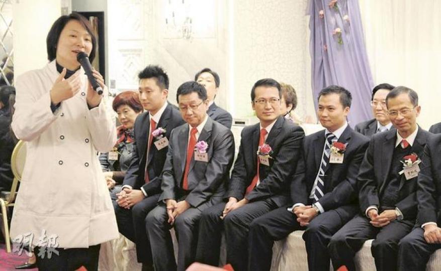 美孚南新任區議員黃達東(前排右三),上周五晚參加「美孚曼克頓之友社」第一屆成立晚宴時,民建聯黨友曾鈺成(右一)及李慧琼(左一)均有出席,而3人都擔任該社的顧問。(明報記者攝) 美孚南新任區議員黃達東(前排右三),上周五晚參加「美孚曼克頓之友社」第一屆成立晚宴時,民建聯黨友曾鈺成(右一)及李慧琼(左一)均有出席,而3人都擔任該社的顧問。(明報記者攝)