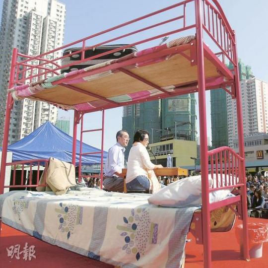 唐英年(左)昨出席論壇時,將外衣搭在台上碌架牀邊。他回應領匯管理問題時,建議政府與領匯續約時可加入條款,令小商戶有公平環境。事實上現時政府無領匯股份,亦沒有政府與領匯續約問題。(林振東攝)梁振英(右)昨日到黃大仙出席特首候選人論壇時,重提其參選宣言,強調只要有一張椅,他都會到場聽取意見。左為論壇主持人陳婉嫻。(林振東攝) 唐英年(左)昨出席論壇時,將外衣搭在台上碌架牀邊。他回應領匯管理問題時,建議政府與領匯續約時可加入條款,令小商戶有公平環境。事實上現時政府無領匯股份,亦沒有政府與領匯續約問題。(林振東攝)梁振英(右)昨日到黃大仙出席特首候選人論壇時,重提其參選宣言,強調只要有一張椅,他都會到場聽取意見。左為論壇主持人陳婉嫻。(林振東攝)
