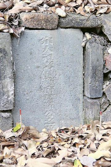 羅氏宗親在香園圍的祖墳，墓碑刻有「宋太祖考映箕有成府君羅公之墓」，但被指是非原居民祖墳而不獲原區安置。（鄭穎瑩攝）