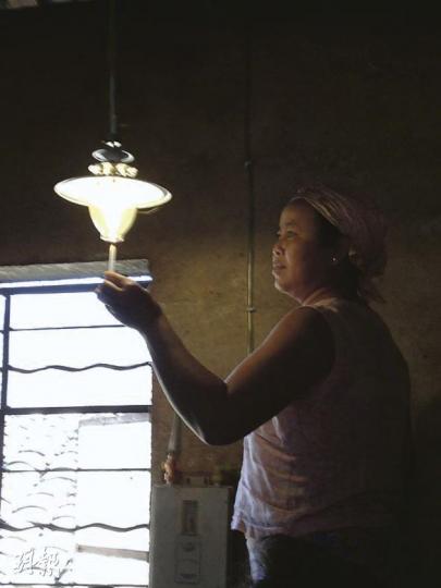 沼氣燈要靠蠟燭點燃,沒有電燈那麼方便,農民通常只會在停電時才用得上。圖為農民測試沼氣燈。(陳洛明攝)恒生銀行每年也會派義工到雲南,驗收建好的沼氣設施。當地村民表示,安裝了沼氣池後,煮飯方便了不少,需時由1小時縮短至30分鐘。(陳洛明攝) 沼氣燈要靠蠟燭點燃,沒有電燈那麼方便,農民通常只會在停電時才用得上。圖為農民測試沼氣燈。(陳洛明攝)恒生銀行每年也會派義工到雲南,驗收建好的沼氣設施。當地村民表示,安裝了沼氣池後,煮飯方便了不少,需時由1小時縮短至30分鐘。(陳洛明攝)