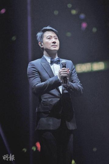 黎明大唱經典名曲，就算企定定也令歌迷如癡如醉。（攝影/記者：劉一立）李思捷扮「黎明」揶揄黎明，認真抵死。（攝影/記者：劉一立）因拍戲與黎明成為好朋友，故甄子丹前晚偕同太太汪詩詩來捧場。（攝影/記者：劉一立）