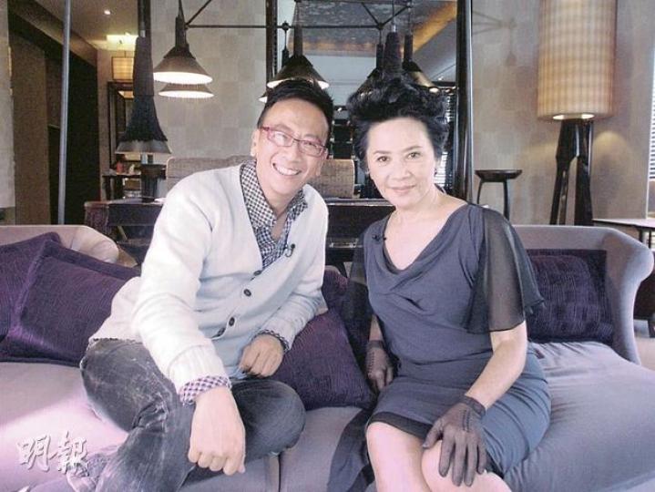 葉德嫻接受鄭丹瑞訪問,大談拍攝電影《桃姐》的難忘事。(攝影﹕娛樂組) 葉德嫻接受鄭丹瑞訪問,大談拍攝電影《桃姐》的難忘事。(攝影﹕娛樂組)