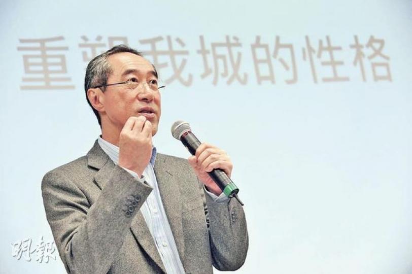 參選特首的唐英年昨與傳媒高層見面,明確放棄港府多年來信奉的積極不干預傳統,提倡政府在經濟發展上的角色應該更主動和主導。圖為他昨日下午出席一個論壇時的情况。(葉漢華攝) 參選特首的唐英年昨與傳媒高層見面,明確放棄港府多年來信奉的積極不干預傳統,提倡政府在經濟發展上的角色應該更主動和主導。圖為他昨日下午出席一個論壇時的情况。(葉漢華攝)