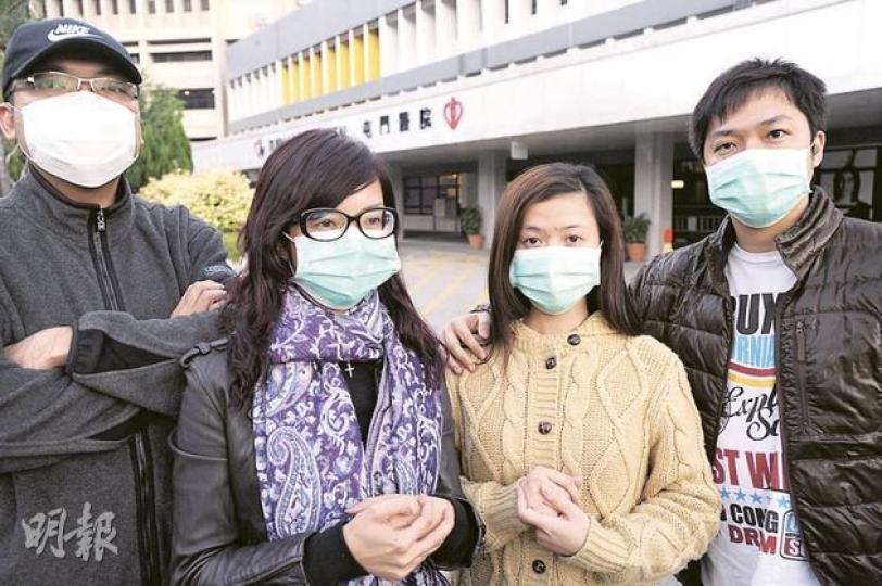 鄭小姐(左二)不滿屯門醫院為其母治療的主診醫生揚言,若然投訴,其母的死亡證會拖上一年半載才簽發,令她擔心無法為亡母辦理身後事,旁為其家人。(尹錦恩攝) 鄭小姐(左二)不滿屯門醫院為其母治療的主診醫生揚言,若然投訴,其母的死亡證會拖上一年半載才簽發,令她擔心無法為亡母辦理身後事,旁為其家人。(尹錦恩攝)