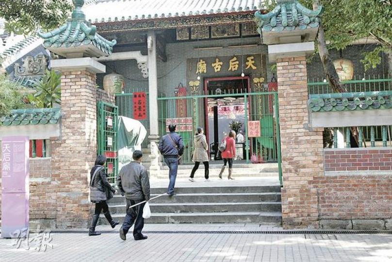 遭爆竊的天后古廟昨日繼續開放予善眾參拜,廟內的天后娘娘神像上仍掛有多條鍍金頸鏈。(黃雄攝) 遭爆竊的天后古廟昨日繼續開放予善眾參拜,廟內的天后娘娘神像上仍掛有多條鍍金頸鏈。(黃雄攝)