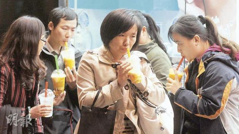 昨清晨氣溫降至11℃以下,不少人仍選擇咬緊牙關喝凍飲,點滴滋味在心頭。天文台預測今晨氣溫會進一步降至10℃。(劉焌陶攝) 昨清晨氣溫降至11℃以下,不少人仍選擇咬緊牙關喝凍飲,點滴滋味在心頭。天文台預測今晨氣溫會進一步降至10℃。(劉焌陶攝)