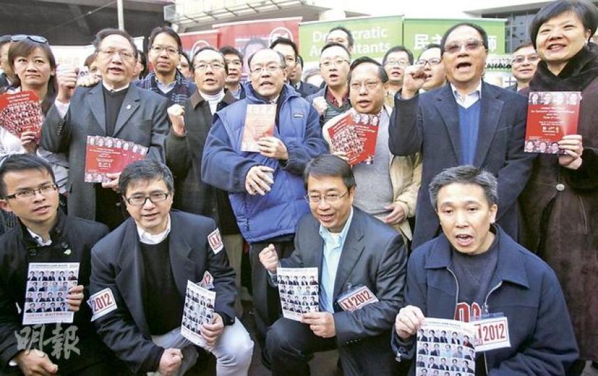 民主派昨落區拉票,呼籲選委選民投票,令民主派有望取得150名特首選舉提名。已表態參選特首的民主黨主席何俊仁(第二排右三)及民協馮檢基(第二排右四)均表示有信心取得足夠提名票入閘。民主黨楊森(第二排右二)及公民黨余若薇(第二排右一)昨亦到場支持。(林振東攝) 民主派昨落區拉票,呼籲選委選民投票,令民主派有望取得150名特首選舉提名。已表態參選特首的民主黨主席何俊仁(第二排右三)及民協馮檢基(第二排右四)均表示有信心取得足夠提名票入閘。民主黨楊森(第二排右二)及公民黨余若薇(第二排右一)昨亦到場支持。(林振東攝)