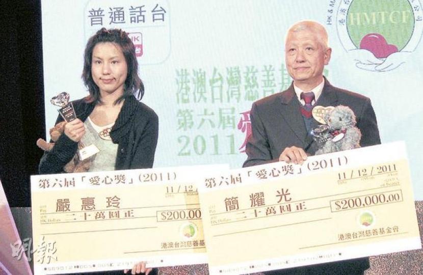 退休港人簡耀光(右)及護士嚴惠玲(左)身體力行,分別走入貧窮及戰亂地區救助當地人,與另外3名愛心天使同成為「第六屆愛心獎」得獎人,獲得20萬元獎金。(袁柏恩攝) 退休港人簡耀光(右)及護士嚴惠玲(左)身體力行,分別走入貧窮及戰亂地區救助當地人,與另外3名愛心天使同成為「第六屆愛心獎」得獎人,獲得20萬元獎金。(袁柏恩攝)