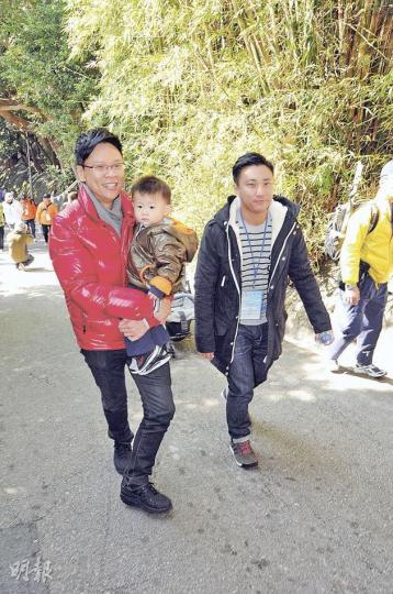 陳志雲抱住契仔滿場飛，笑言老來輪到契仔抱他了。（攝影﹕梁迺楠）