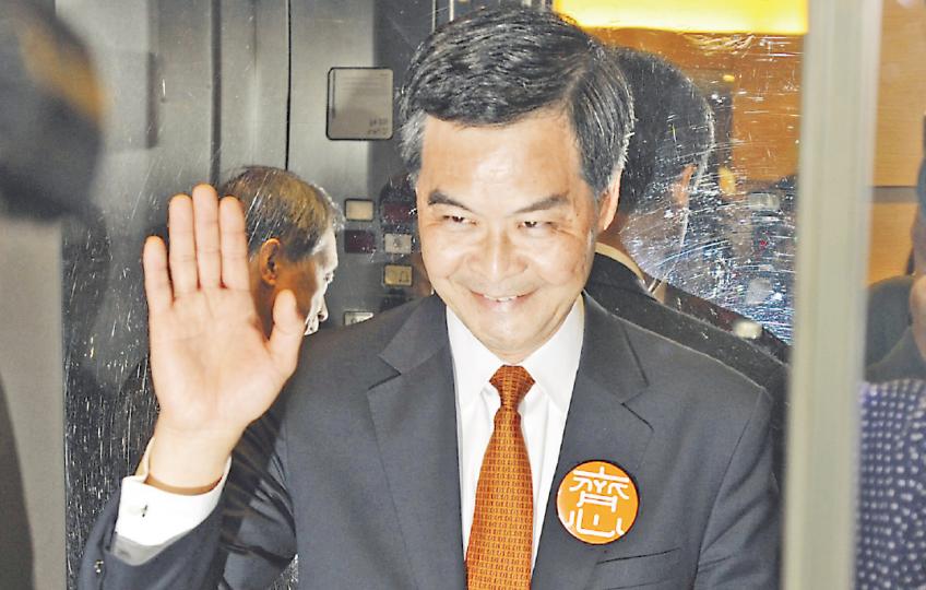 特首參選人唐英年手握185張選委鐵票,相信可順利入閘參選。他昨日不評論選委結果。(何家達攝) 特首參選人唐英年手握185張選委鐵票,相信可順利入閘參選。他昨日不評論選委結果。(何家達攝)