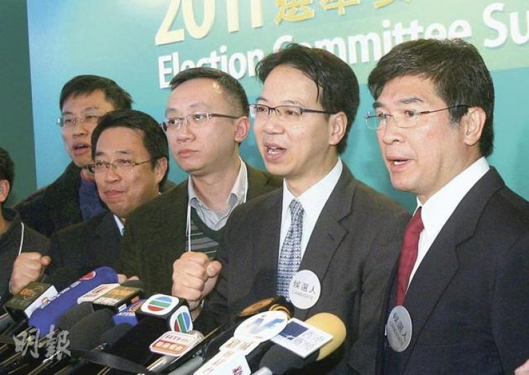 泛民資訊科技界名單「IT呼聲2012」,20人全數當選,當中公共專業聯盟主席莫乃光(右二)更以1466票榮膺「票王」。右一為民主黨單仲偕,右三為方保僑,二人均得逾千票。(林振東攝) 泛民資訊科技界名單「IT呼聲2012」,20人全數當選,當中公共專業聯盟主席莫乃光(右二)更以1466票榮膺「票王」。右一為民主黨單仲偕,右三為方保僑,二人均得逾千票。(林振東攝)