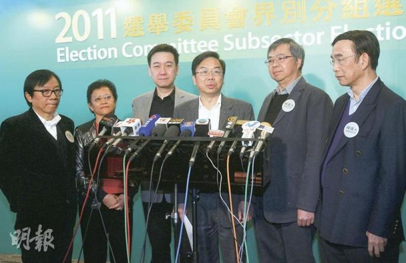 泛民在教育界和高教界均取得「百分百當選」的佳績,無意連任立法會教育界議員的張文光(右三)明年料可順利交棒予現任教協會長馮偉華。(林振東攝) 泛民在教育界和高教界均取得「百分百當選」的佳績,無意連任立法會教育界議員的張文光(右三)明年料可順利交棒予現任教協會長馮偉華。(林振東攝)