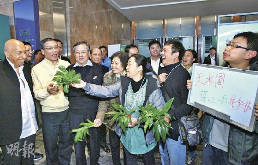 「草根持份者」4名成員噚日揸住啲菜心,質問啱啱出爐嘅飲食界選委「知唔知米價」。當佢哋想送棵菜心畀飲食界議員張宇人(左三),對方回敬一句﹕「呢啲咁貴嘅菜心留番畀你哋食。」左一為盛智文,左二為胡珠。(林振東攝) 「草根持份者」4名成員噚日揸住啲菜心,質問啱啱出爐嘅飲食界選委「知唔知米價」。當佢哋想送棵菜心畀飲食界議員張宇人(左三),對方回敬一句﹕「呢啲咁貴嘅菜心留番畀你哋食。」左一為盛智文,左二為胡珠。(林振東攝)
