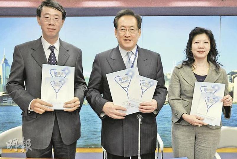 食物及衛生局長周一嶽(中)表示,電子健康紀錄互通系統擬於2014年下半年推出,政府會立法保障病人私隱。左為食衛局常任秘書長(衛生)袁銘輝,右為電子健康紀錄統籌處長謝小華。(何家達攝) 食物及衛生局長周一嶽(中)表示,電子健康紀錄互通系統擬於2014年下半年推出,政府會立法保障病人私隱。左為食衛局常任秘書長(衛生)袁銘輝,右為電子健康紀錄統籌處長謝小華。(何家達攝)