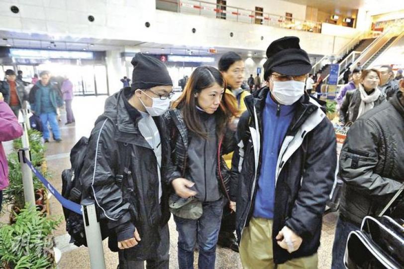 喪妻的中醫師陳月勝(右)與兒子(左)及親友一同登機,與妻子冼秀容的遺體一起返港。(葉漢華攝) 喪夫的莊太(藍布下)乘救護車抵達哈爾濱機場,獲安排登機返港。(葉漢華攝) 喪妻的中醫師陳月勝(右)與兒子(左)及親友一同登機,與妻子冼秀容的遺體一起返港。(葉漢華攝) 喪夫的莊太(藍布下)乘救護車抵達哈爾濱機場,獲安排登機返港。(葉漢華攝)