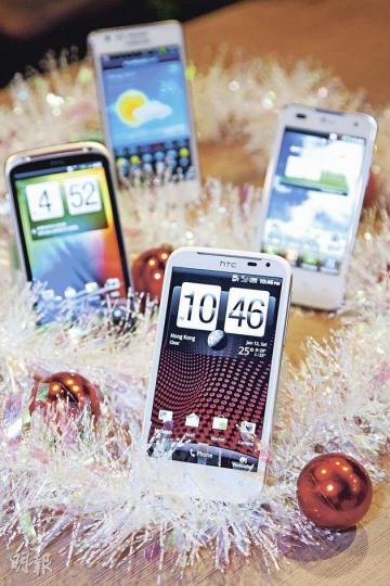 聖誕買部白色手機送禮或自用,最適合不過。圖前方為HTC Sensation XL。(鄧宗弘攝) 聖誕買部白色手機送禮或自用,最適合不過。圖前方為HTC Sensation XL。(鄧宗弘攝)