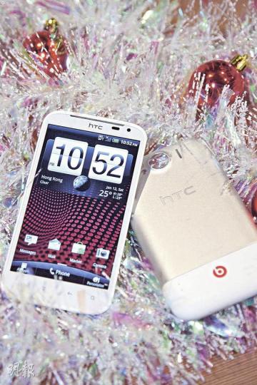 HTC Sensation XL的白色外殼,是少有的磨砂白色,配上銀色非常前衛。手機採用了HTC Sense 3.5界面,是Android系統手機中最流暢。(鄧宗弘攝) HTC Sensation XL的白色外殼,是少有的磨砂白色,配上銀色非常前衛。手機採用了HTC Sense 3.5界面,是Android系統手機中最流暢。(鄧宗弘攝)