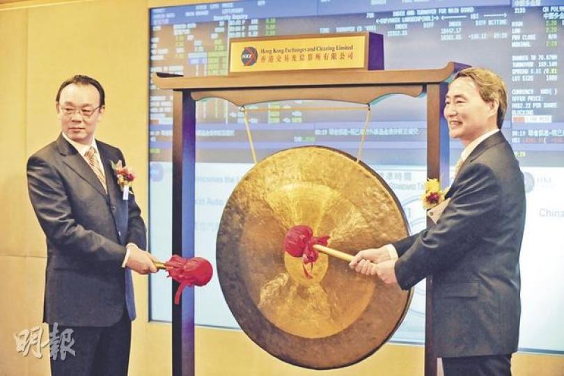 寶信汽車和中國多金屬昨天上市。圖為寶信汽車集團主席楊愛華(左)和中國多金屬礦業董事長冉小川。(葉漢華攝) 寶信汽車和中國多金屬昨天上市。圖為寶信汽車集團主席楊愛華(左)和中國多金屬礦業董事長冉小川。(葉漢華攝)