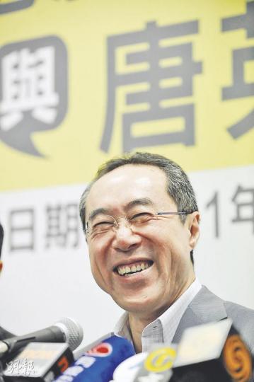 唐英年強調會虛心爭取選委的每一張提名票,他早前向泛民選委發出恭賀電郵,表明希望盡快與選委見面。(葉漢華攝) 唐英年強調會虛心爭取選委的每一張提名票,他早前向泛民選委發出恭賀電郵,表明希望盡快與選委見面。(葉漢華攝)