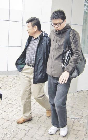 「以死控訴」的示威司機劉玉棠(左),昨由兒子及多名友人陪同下到庭應訊。(林綺琪攝) 「以死控訴」的示威司機劉玉棠(左),昨由兒子及多名友人陪同下到庭應訊。(林綺琪攝)