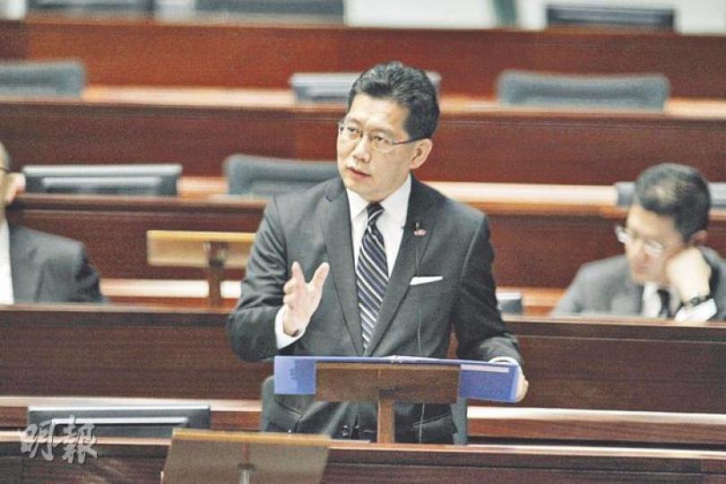 商務及經濟發展局長蘇錦樑昨在立法會解釋,改以港台員工主持節目是善用人力資源。(郭慶輝攝) 商務及經濟發展局長蘇錦樑昨在立法會解釋,改以港台員工主持節目是善用人力資源。(郭慶輝攝)