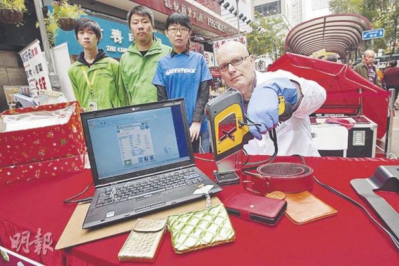 綠色和平昨日於旺角街頭抽查市民隨身物品,測試重金屬含量。(李澤彤攝) 綠色和平昨日於旺角街頭抽查市民隨身物品,測試重金屬含量。(李澤彤攝)